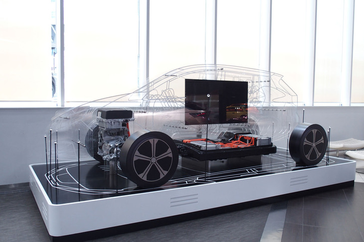 「日産リーフ」のテックディスプレイ。