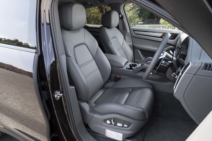 前席の着座ポイントは「カイエン」よりも10mm低められている。スポーツシートが標準装備となっており、テスト車のメモリー機能付きコンフォートシートはオプション。