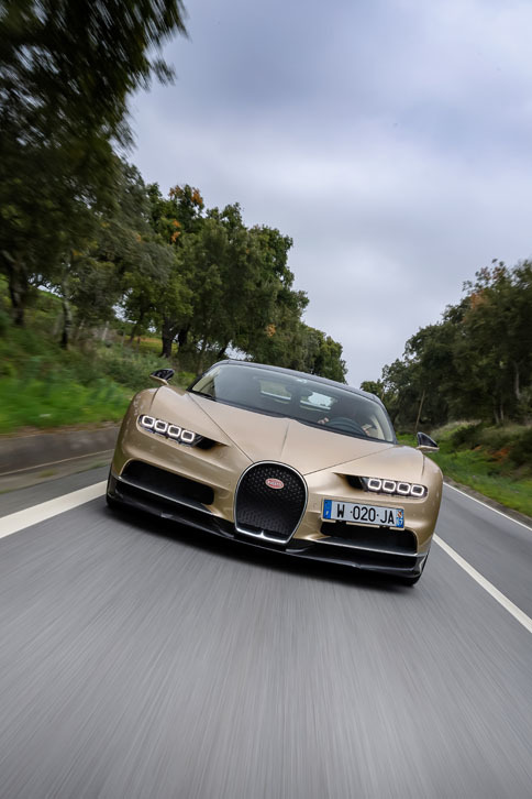 アクセルを踏み込むと「シロン」は強烈な加速を開始する。しかし姿勢が安定しているおかげで、安心して加速し続けることができる。