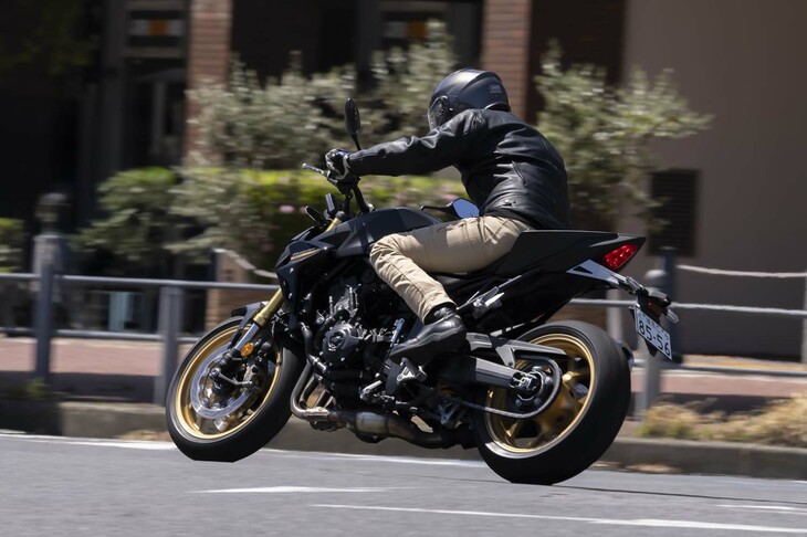 車体については、各部品をやや前方寄りの、完成車重心に近い位置に配置することでマスを集約。リアタイヤまわりを軽量化し、フロントタイヤの分担荷重を増やすことで、軽快かつ俊敏な走りを実現している。