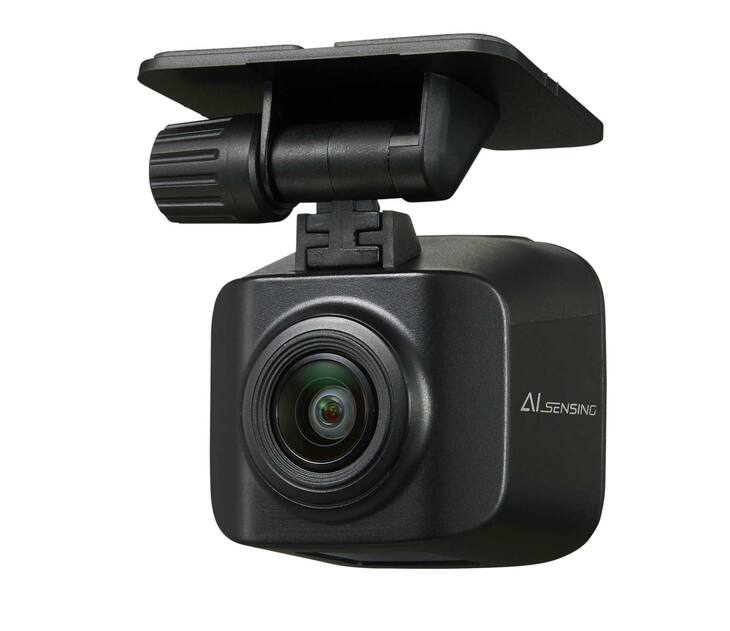 フロントと同等のスペックを誇るリアカメラ。異常接近や蛇行運転なども鮮やかな映像でキャッチするとともに、ドライバーに警告を促して危険を未然に防ぐ。