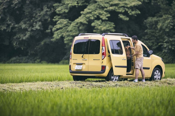 両側スライドドアの「カングー」。都会の狭い駐車スペースでなくとも、前席から降り立って荷物の出し入れをするだけで便利さを実感できる。