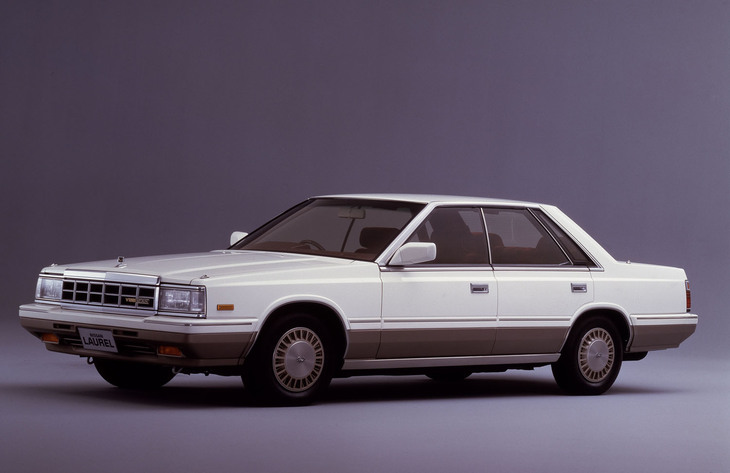 時代に逆行するようにボディーを角張らせた5代目「日産ローレル4ドアハードトップ」。広告のイメージキャラクターはジャズサクソホン奏者の渡辺貞夫だった。