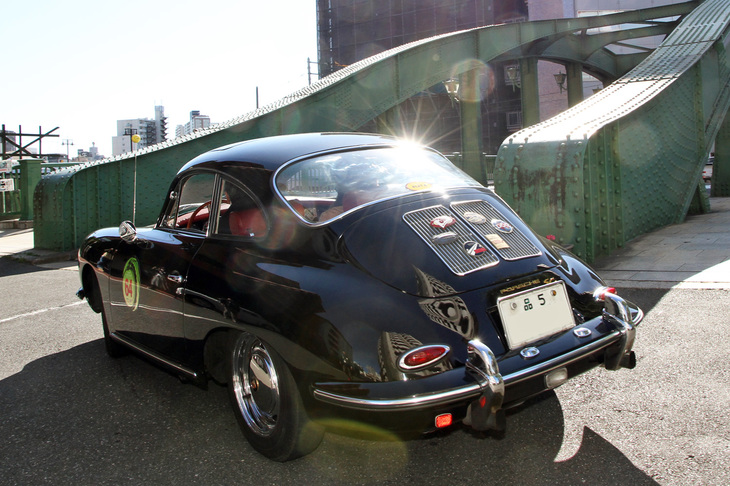 柳橋を渡ろうという、「品5」のシングルナンバーを付けた1964年「ポルシェ356SCクーペ」。
