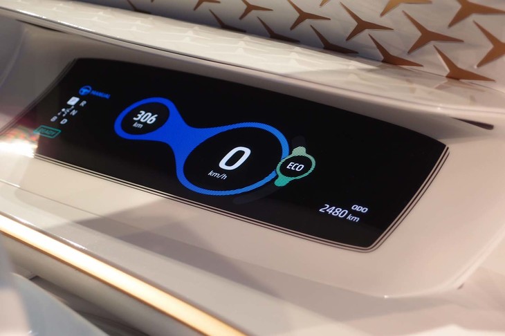 メーターパネルには有機ELが採用されている。