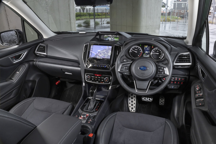 インテリアに関しては大きな変更はアナウンスされていない。「スポーツ」は最上級グレードだけに、前席パワーシートやアクセスキーに対応した運転席ポジションメモリー機能、シートヒーター（前後席）など、快適装備が充実している。