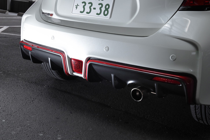 リアまわりのデザインもガソリン車の「NISMO」と共通。テール径がφ85のエキゾーストテールエンドが装備される。