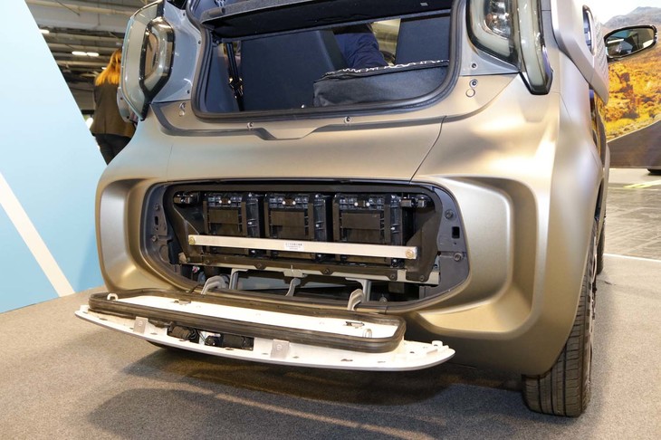 「イクシーヴィー・ヨーヨー」のバッテリーはカートリッジ式で、重量は1本24kg。イタリアのエネルギー企業エニの協力を得て、給油所に交換ステーションを設置する計画である。