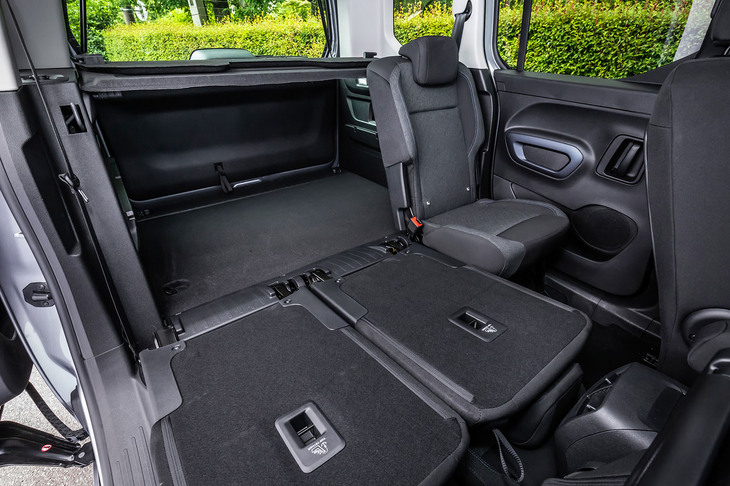 後席右と中央の背もたれを倒した様子。折りたたんだシートは、荷室床面とほぼフラットに格納される。背もたれは重量感があり、引き起こす際にはそれなりの力が必要。