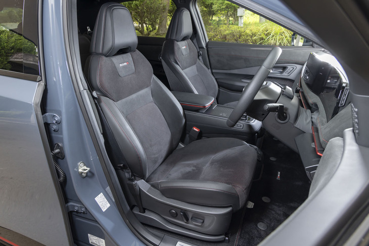 「nismo」ロゴ入りの専用シートの表皮はスエードタイプのファブリックと合皮の組み合わせ。他のNISMOロードカーのようなRECAROシートの設定はない。