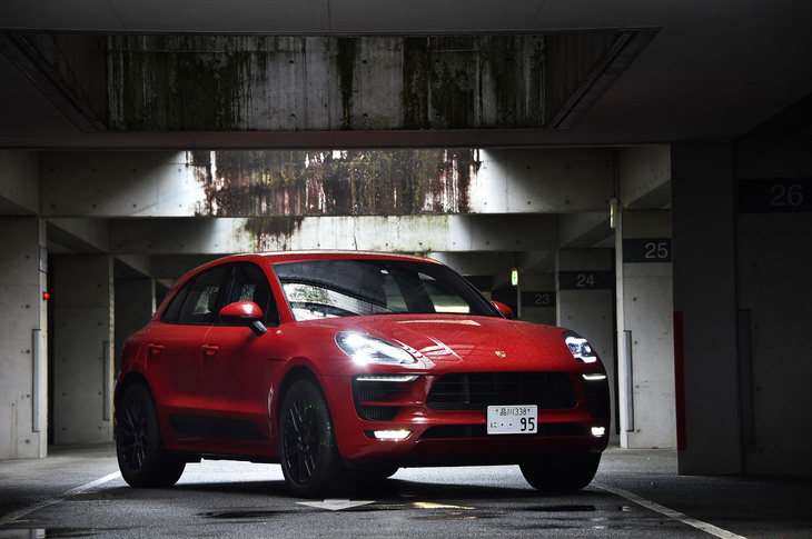 今回の試乗車は、オプションのエアサスペンション（26万8000円）を装着。標準の最低地上高（180mm）は、コイルスプリング式サスペンションのモデルに比べ10mm低くなる。