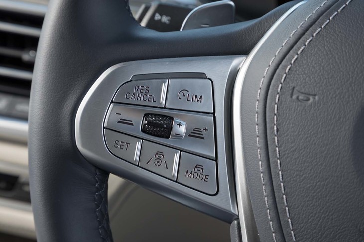 アダプティブクルーズコントロールや車線維持支援機能などを組み合わせた「ドライビングアシストプロフェッショナル」は全車に標準装備される。