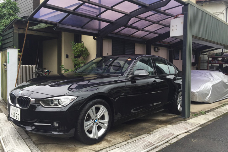 自宅車庫にて。奥には「フェラーリ328GTS」が収まる。