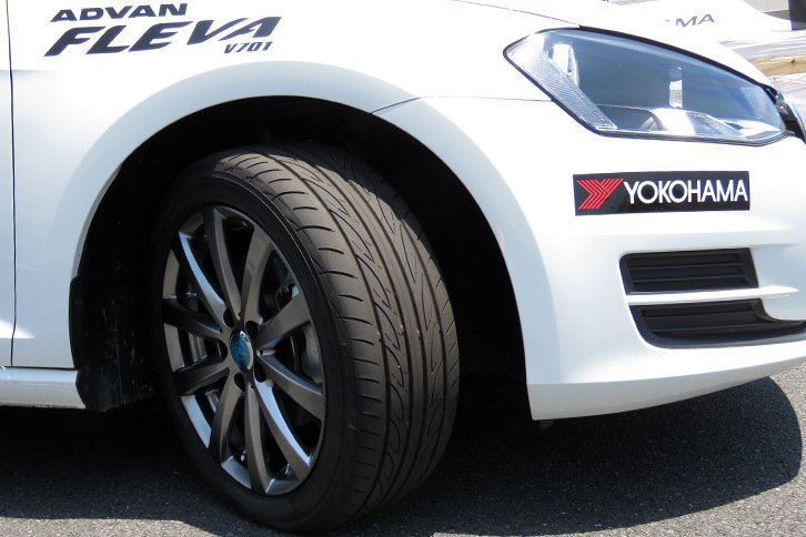 「フォルクスワーゲン・ゴルフ」に装着された「ヨコハマ・アドバン フレバV701」。