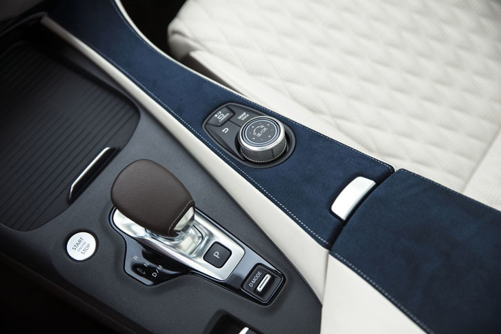 インフィニティQX50（シフトノブ周辺部）