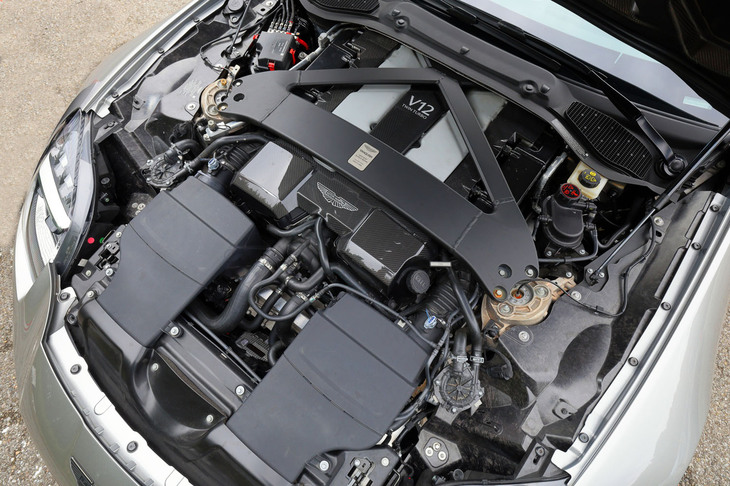 今や本当に貴重な存在となったV12エンジン。「ヴァンキッシュ」のそれは5.2リッターの排気量を持つツインターボユニットで、電気などの力を借りずに、835PSの最高出力と1000N・mの最大トルクを実現している。