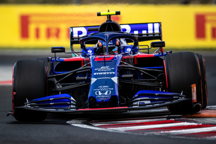 1週間前のドイツGPでチーム史上2度目の表彰台にのぼり、3-6フィニッシュを飾ったトロロッソ勢は、チャンピオンシップでも8位から一気に5位までジャンプアップ。続くハンガリーGPでは2台とも予選Q2どまりで、フリー走行中にクラッシュ、マシンを壊してしまったアレクサンダー・アルボン（写真）が12位、ダニール・クビアトは13位だった。レースではスタートで双方ともポジションをキープ、その後は2台横並びになりながら、接触なしのクリーンな戦いを繰り広げるなど見せ場をつくった。アルボンは10位完走で1点を獲得。クビアトは入賞ならず15位完走。（Photo=Toro Rosso）