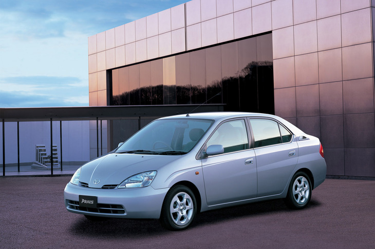 “21世紀に間に合いました”というキャッチコピーで「トヨタ・プリウス」が登場したのは1997年。世界初の量産型ハイブリッド車にして、28.0km/リッター（10・15モード）という驚異的な低燃費（当時）が話題となった。トヨタが現在まで続けるハイブリッド戦略の礎を築いた。