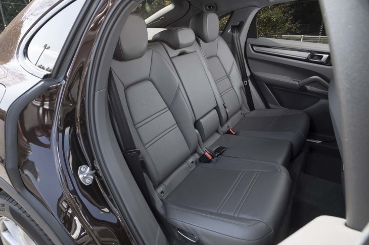 4人乗りが標準となる「カイエン クーペ」だが、リアのセンターシートは無償オプションで用意されている。