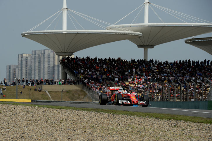 スタートでクビアトにインを取られたベッテル（写真）は、アウト側で並走していたキミ・ライコネンと接触、チームメイトをはじき出してしまい、フェラーリは早々に2台そろって順位を落としてしまった。最終的にベッテルは2位、ライコネンは5位まで挽回。レース後クビアトはベッテルからお小言をもらっていた。（Photo=Ferrari）