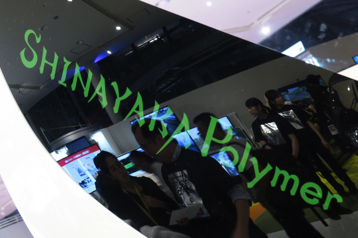 シザーズドアに書かれた「SHINAYAKA Polymer」（正式名称は「しなやかなタフポリマー」とのこと）というのが、その新素材。「コンセプトEV（I to P）」ではサイドウィンドウまで樹脂製とするなど、車両の47％を樹脂化。モノコックの重量を、金属製のおよそ半分となる140kgまで軽減している。