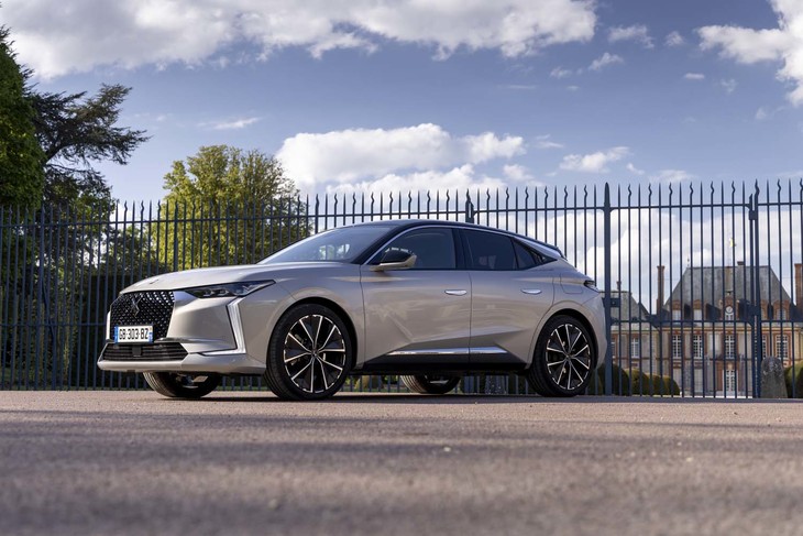 ボディーサイズは全長×全幅×全高＝4415×1830×1495mm。新型「プジョー308」とほぼ同寸。