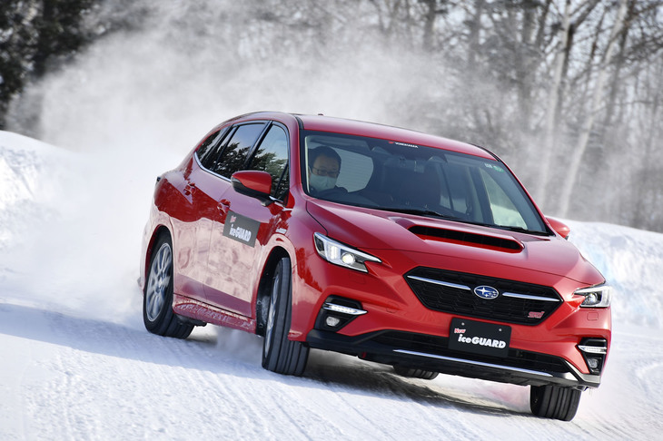 大小のコーナーが連なる、一般路を模したTTCHの雪上コースを行く4WDの「スバル・レヴォーグ」。装着された「アイスガード7」のサイズは215/50R17。