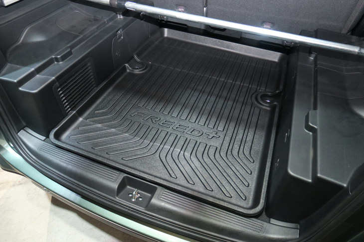 ホンダ・フリード＋ ハイブリッド クロスター ホンダアクセス用品装着車（4WD）(ラゲッジトレイ）