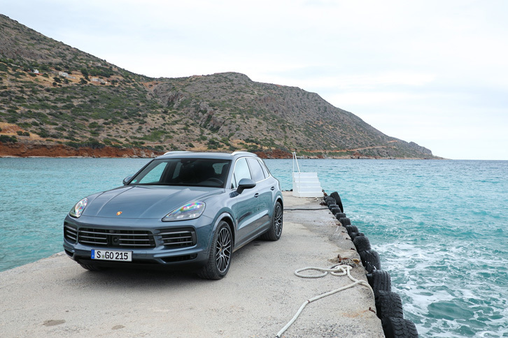 「911」に代表されるスポーツモデル開発の原動力にもなっている新型「ポルシェ・カイエン」。3リッターターボの「カイエン」から4リッターV8ツインターボの「カイエン ターボ」まで3グレードがそろう。（photo：Porsche）