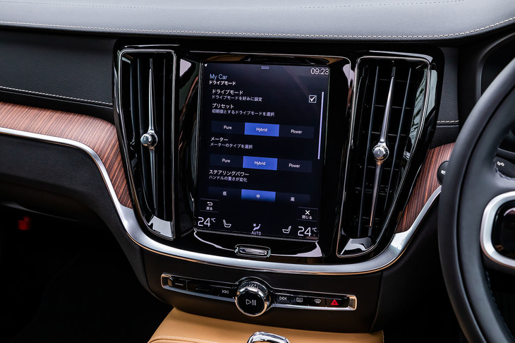 9インチのセンターディスプレイに内蔵されるインフォテインメントシステムはグラフィックや操作ロジックをリニューアル。より直感的なコントロールを可能にしたという。写真はユーザーの好みに各種設定を変更できる「My Car」のドライブモードを表示した様子。