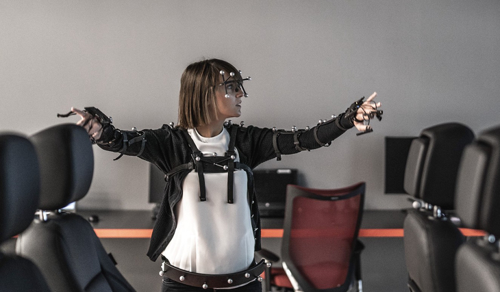 ボディートラッキングの装置を身に着けた研究スタッフのマティルデ・ピッチョーニさん。（写真＝Italdesign）