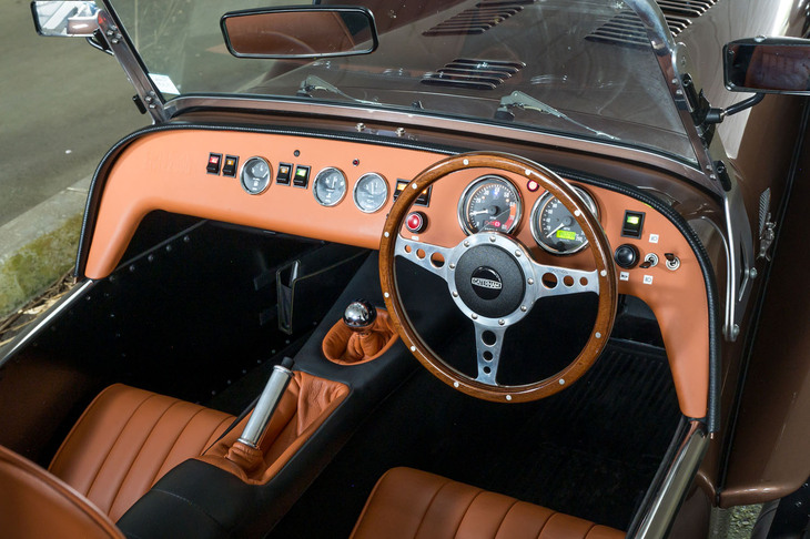 余計な装備も華美な装飾も一切を排したインストゥルメントパネルまわり。試乗車はレザー張りだったが、ウッドパネルを選ぶことも可能だ。快適装備は最小限だが、ヒーターやデフロスターは備わっている。