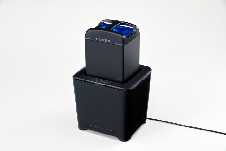 充電は車載のプラグに加え、オプションの専用充電器でも可能。駐車場に電源がない環境でも、充電することができる。