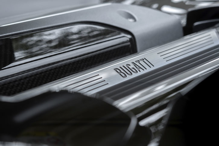 8リッターW16エンジンに装着される4基のターボは、まずは2基が作動し、約3800rpmで残りの2基が作動する、2ステージ制御となっている。