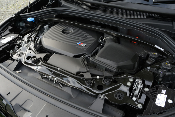 317PSの最高出力と400N・mの最大トルクを発生する2リッター直4ガソリンターボエンジン。燃費はWLTCモードで12.4km/リッターとアナウンスされている。