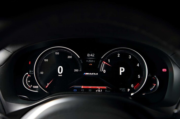 2眼タイプのメーターパネル。立体的なリムと液晶画面が組み合わされている。