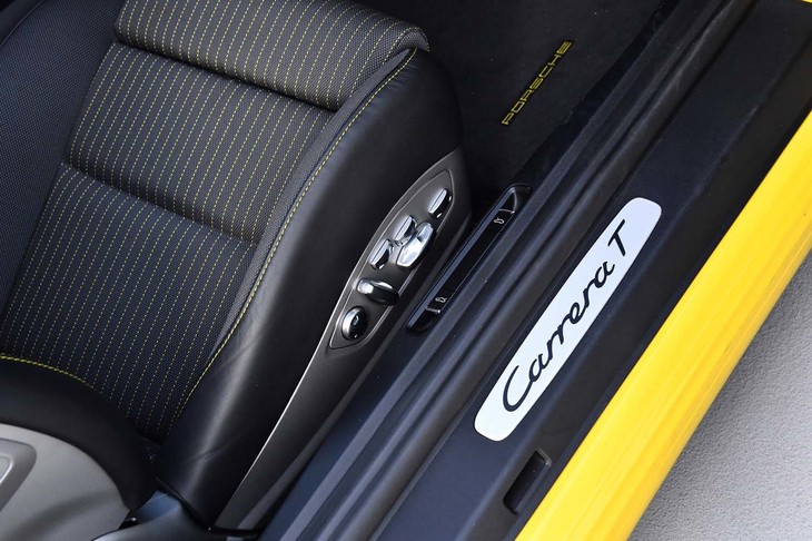 サイドシルには「Carrera T」ロゴ入りのドアシルプレートが添えられる。