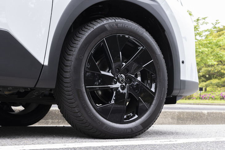 ブラックに塗られた5本スポークデザインの19インチアロイホイールに、225/55R19サイズの「ミシュラン・クロスクライメート2 SUV」オールシーズンタイヤを標準で装備する。