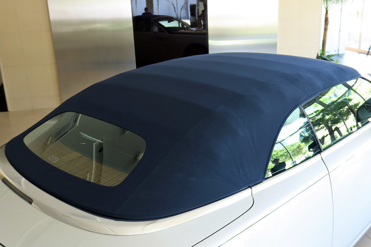 ソフトトップの色は、ボンネットと同じく「ミッドナイト・サファイア・ブルー」となっている。