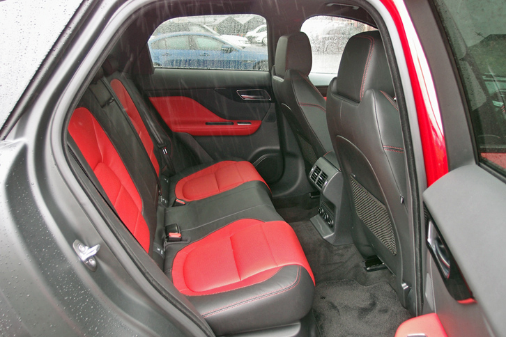 Fペース 35t Rスポーツ（リアシート）