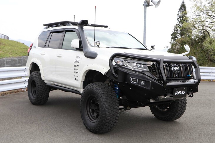 「トヨタ・ランドクルーザープラド」のカスタムを得意とするオートショップハギワラのデモカーに装着されているのは「A・LAP-05X」。モータースポーツにおける知見を生かして開発された、本格SUV向けの鍛造ホイールだ。