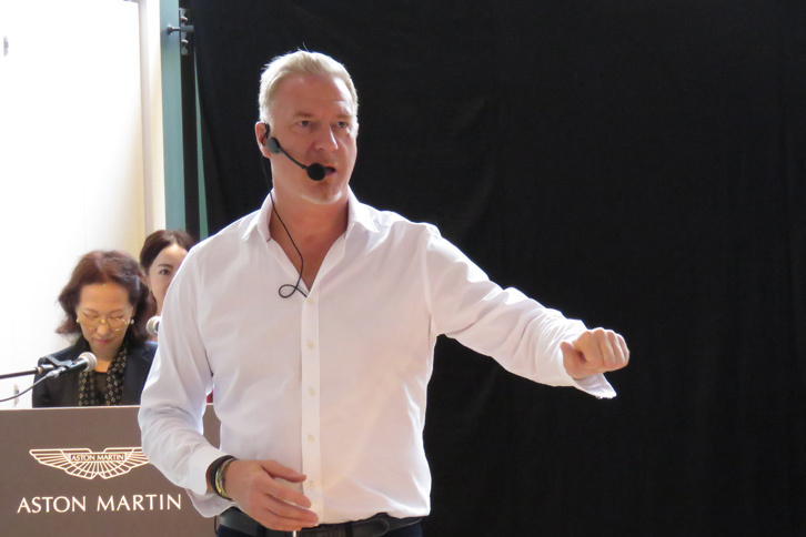 F1の技術がフィードバックされていることや、1kg/psというパワー・ウェイト・レシオを標榜（ひょうぼう）していることなど、「ヴァルキリー」の特徴について語るマレック・ライヒマン氏。