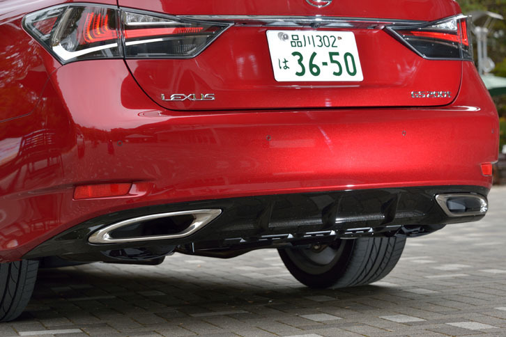 ディフューザー形状のフィンを持つリアバンパーも、“Fスポーツ”ならではのディテール。