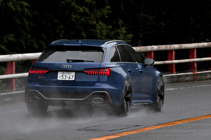 【アウディRS 6アバント パフォーマンスのスペック】
	ボディーサイズ：全長×全幅×全高＝4995×1960×1485mm／ホイールベース：2925mm／車重：2200kg／駆動方式：4WD／エンジン：4リッターV8 DOHC 32バルブ ツインターボ／モーター：交流同期電動機／トランスミッション：8段AT／エンジン最高出力：630PS（463kW）/6000rpm／エンジン最大トルク：850N・m（86.7kgf・m）/2300-4500rpm／モーター最高出力：16PS（12kW）／モーター最大トルク：--N・m（--kgf・m）／タイヤ：（前）285/30ZR22 101Y／（後）285/30ZR22 101Y（ピレリPゼロ）燃費：8.2km/リッター（WLTCモード）／価格：1910万円
	
	【取材時の燃費データ】
	テスト距離：286.0km（市街地1：高速道路8：山岳路1）／使用燃料：39.6リッター（ハイオクガソリン）／参考燃費：7.2km/リッター（満タン法）／6.8km/リッター（車載燃費計計測値）