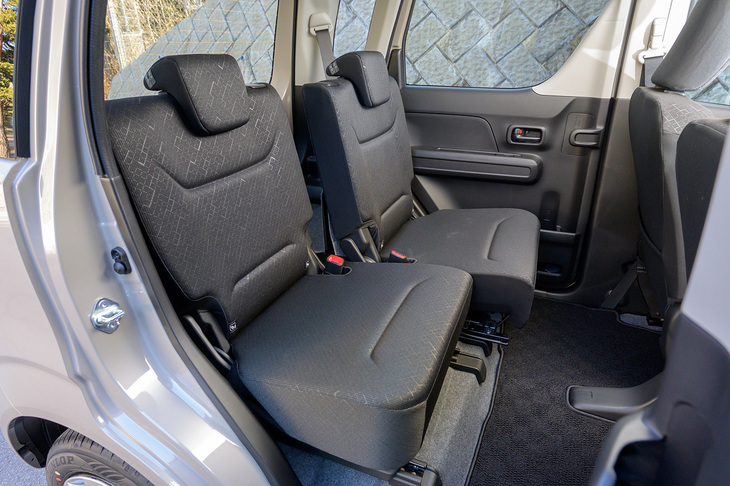 後席は前後160mmの前後スライドと6段階のリクライニングが可能だ。