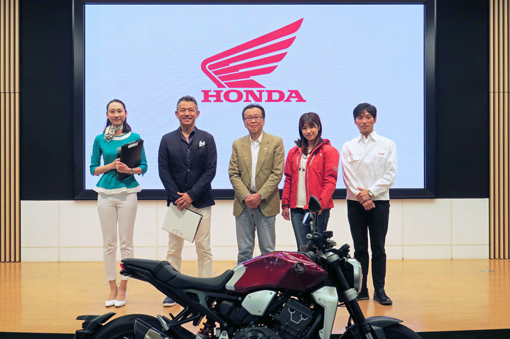 最後は最新世代の「CB」である「ホンダCB1000R」と記念撮影。トークショーはこの日のみだが、特別展示は2019年6月24日まで開催されているので、興味のある人はぜひ会場へ。