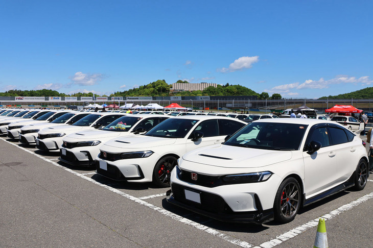 「Honda All Type R World Meeting 2026」の会場であるモビリティリゾートもてぎに並んだ現行型「ホンダ・シビック タイプR」。車種や車体色をそろえての駐車風景は、壮観というほかない。