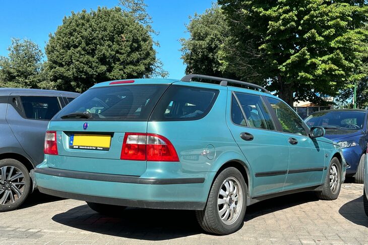 こちらの「9-5ステーションワゴン」は、観光シーズン真っ盛りの8月に撮影。イタリア人が好まない明るい色なので、もしやと思ったらやはりオランダのナンバーが付いていた。