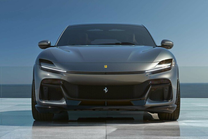 薄型のヘッドランプが特徴的なフロントフェイス。対して、ラジエーターやブレーキを冷却するための大開口のエアインテークが設けられている。