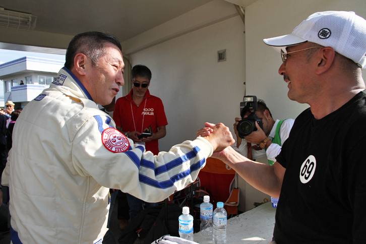 走行を終え、第3ドライバーの内田さんと交代した桑島さんと剣さんがガッチリ握手。